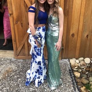 I have this beautiful green dress, wore once, pet and smoke free